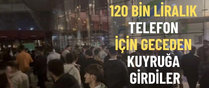 Pahalı telefon alabilmek için geceden sıraya girdiler